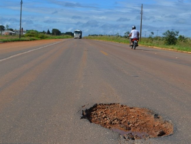 Motoristas reclamam de buracos em estrada que liga Pernambuco ao Ceará