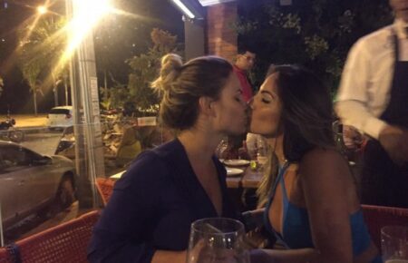 Ex-BBBs Anamara e Natalia Casassola se beijam durante noitada em bar