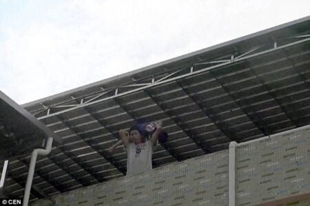 Pai ameaça jogar filho do segundo andar após ordem de demolição de sua casa