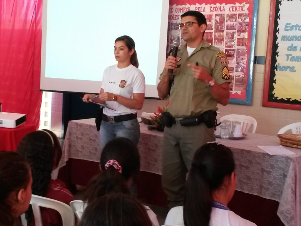 Policiais do 23° BPM realizam palestra sobre drogas em escola de Quixaba
