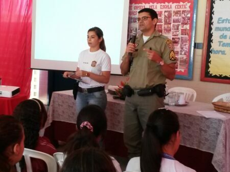 Policiais do 23° BPM realizam palestra sobre drogas em escola de Quixaba