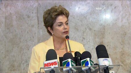 Dilma diz que Orçamento com déficit mostra 'claramente' que há problema
