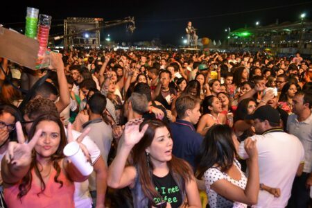 Terceira noite da Festa de Setembro teve muita irreverencia e animação