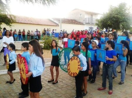 Prefeitura de Flores realiza desfile cívico no povoado do Saco do Romão