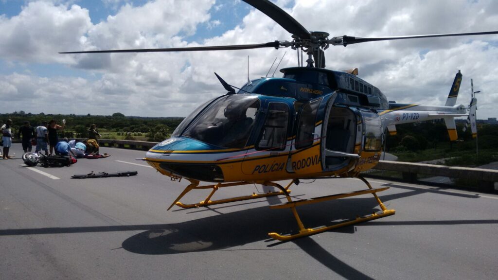 Motociclista é socorrido pelo helicóptero da PRF após acidente na BR 232