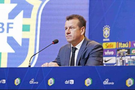Dunga divulga pré-lista para Copa América com Ganso e sem David Luiz. Confira lista