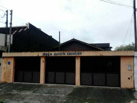 Pastor 'prende' mulher que invadia igreja para roubar em Santos, SP