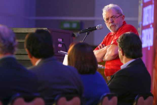 Ex-presidente Lula presta depoimento sobre susposto tráfico de influência