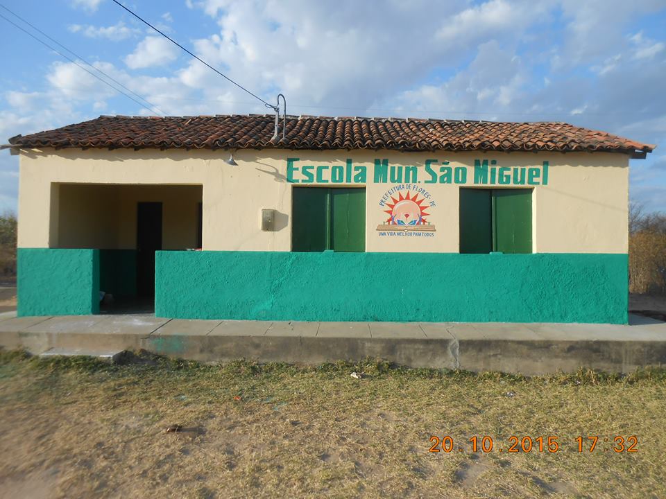 Prefeitura de Flores reforma escola no Sítio Brejinho