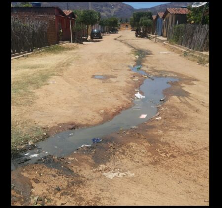 Moradores convivem com esgoto a céu aberto no distrito de Canaã em Triunfo