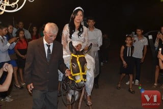 Stefhany Absoluta chega a casamento de jumento e sai em carrão