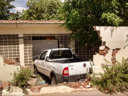 Motorista embriagado perde controle do veículo e invade escola em Calumbi