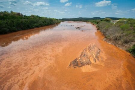 Samarco tem prazo de 24 horas para inpedir que lama chegue ao litoral