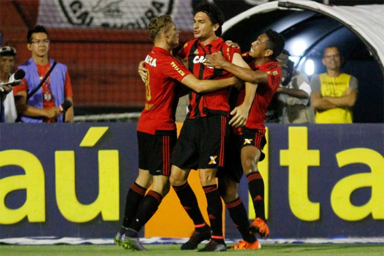 No silêncio das arquibancadas, Sport recebe o Atlético-PR visando manter vivo o sonho do G4