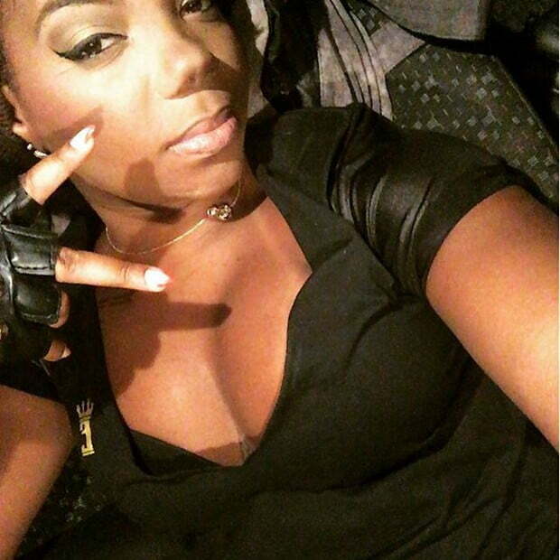 Ludmilla posa decotada para selfie