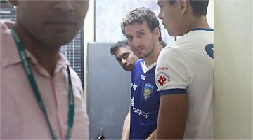 Acusado de agressão, meia Elano é detido na Índia