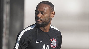 Especulado na China, Love frisa desejo de seguir no Corinthians