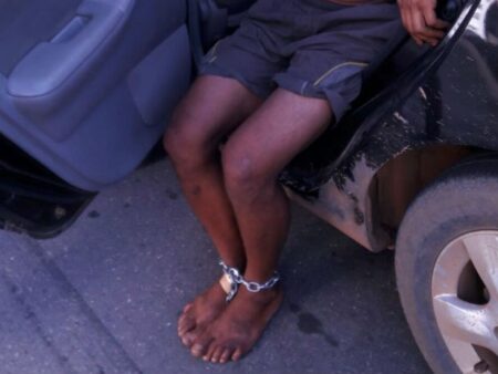 Quatro homens acorrentam suspeito de roubar loja e são detidos em Minas