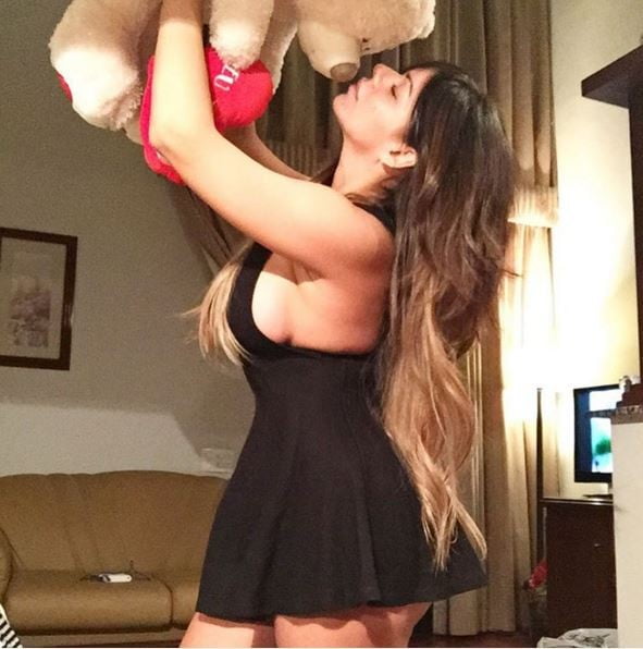 Suzy Cortez, Miss Bumbum 2015, posta foto ousada com ursinho
