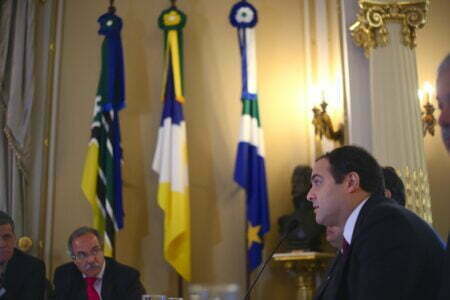 Paulo Câmara antecipa salário e injeta R$ 1, 7 bi na economia