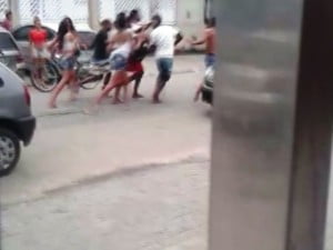 Moradores socorrem menor após ele atirar contra PM durante assalto