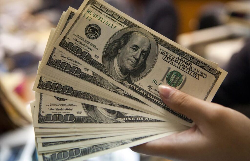 Dólar cai mais de 1,5% e chega a R$ 3,97, após dados da China