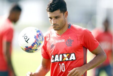 Ederson é destaque em treinamento de reservas contra juniores no Ninho