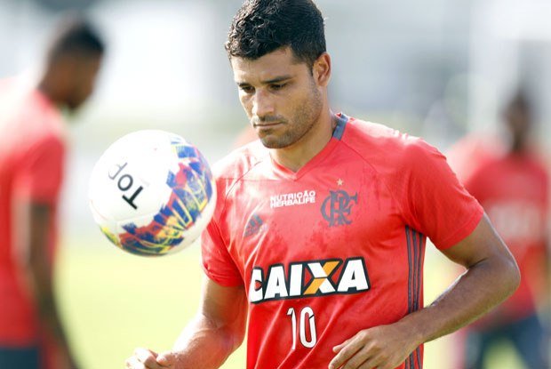 Ederson é destaque em treinamento de reservas contra juniores no Ninho