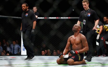 Após suspeita de nova fratura na perna, Anderson Silva deixa o hospital caminhando