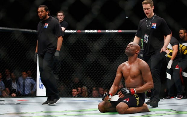 Após suspeita de nova fratura na perna, Anderson Silva deixa o hospital caminhando