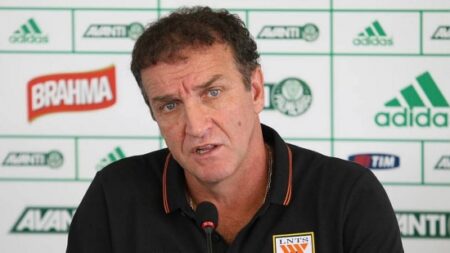 Acossado por Flamengo, Palmeiras desafia Figueirense no Scarpelli