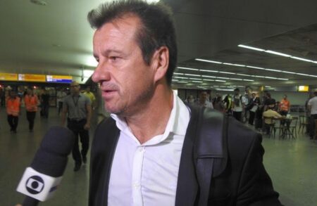 Sem dormir, Dunga desembarca com Seleção: “Conversei o tempo todo”