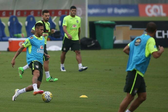 Dunga repete time titular, e Neymar treina sem limitações após susto