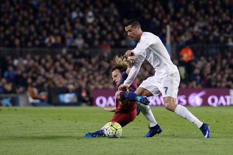 Com um a menos, Real Madrid marca no fim e vira sobre o Barcelona em pleno Camp Nou