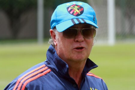 Sport anuncia saída do técnico Falcão