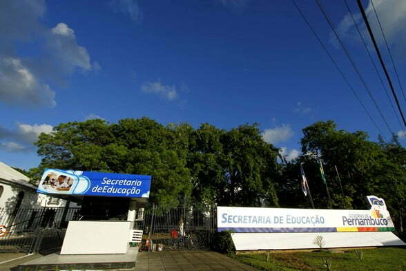 PE retoma aulas com mudanças nos horários e canais de transmissão