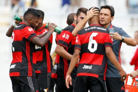 Com um jogador a menos e na raça, Fla segura a vitória e ameniza a crise