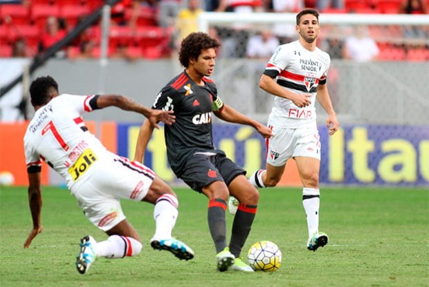 Com um a mais e pênalti perdido no fim, Flamengo empata com o São Paulo