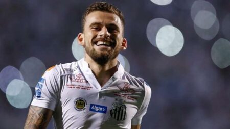 Lucas Lima prega foco no Santos, mas admite conversar com Hulk sobre Zenit