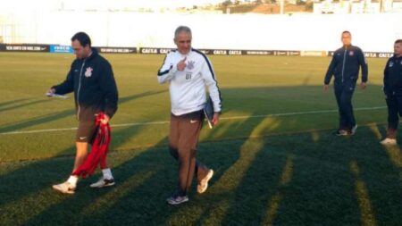 Tite faz reuniões, comanda treino no Corinthians e despista sobre Seleção