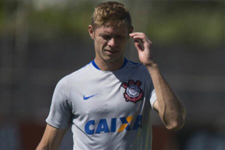 Técnico do Corinthians admite chance de perder Marlone e Sport segue interessado no meia