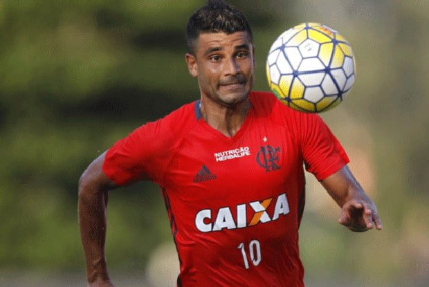 Lesão de Ederson faz o Flamengo protestar contra Heber Roberto Lopes