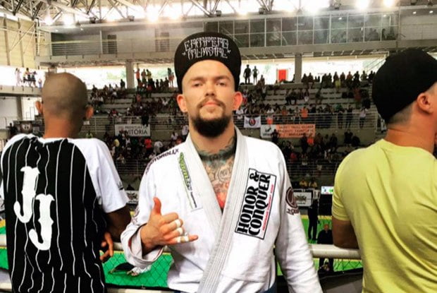 Atleta é sequestrado por 'homens fardados': 'Aqui a polícia faz o que quer'