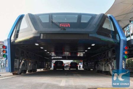 China tira do papel 'ônibus' que anda por cima dos carros