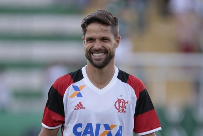 Medalhões decidem de novo, Fla vence e assume a vice-liderança do Brasileiro