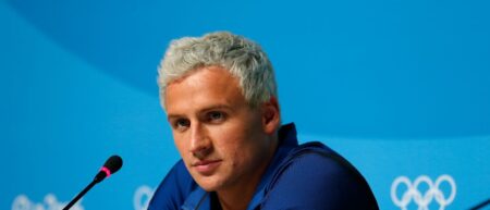 Lochte pede desculpas e se responsabiliza por invenção de assalto no Rio