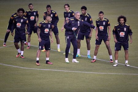 Com trabalho forte nas bolas paradas, Tite comanda 1º treino à frente da seleção