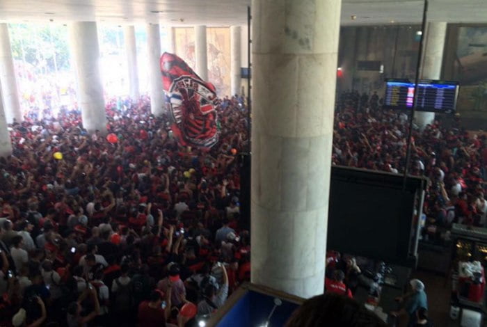 Suspensa, torcida do Flamengo faz festa antes da partida contra o Palmeiras