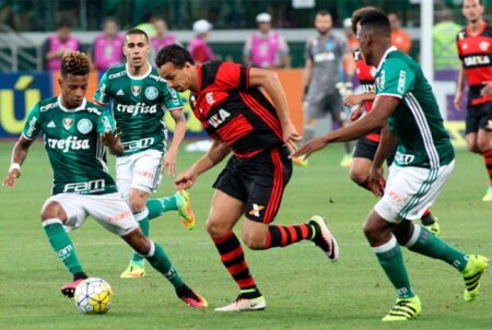 Com um a menos, Flamengo sai na frente mas cede empate ao Palmeiras