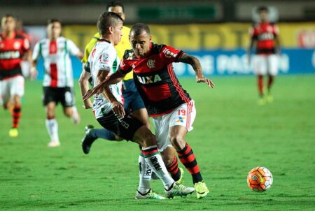 Flamengo vacila no primeiro tempo, perde e está fora da Sul-Americana